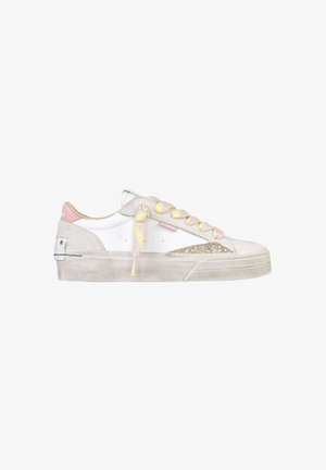 Sneaker bassa bianca e beige con accenti rosa, lacci con motivo giallo, dettaglio glitterato vicino alla suola e suola leggermente consumata e testurizzata.