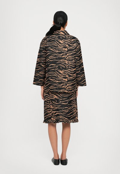 Zwart en tan tijgergestreepte robe met brede mouwen en een middenlange zoom, met een relaxte fit en textiel met een textuur.