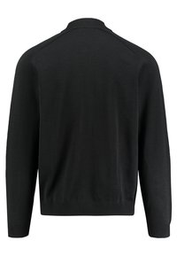 Černý cardigan s vysokým límcem, vyrobený z pleteného materiálu. Má dlouhé rukávy, vroubkované manžety a lem, a hladký povrch.