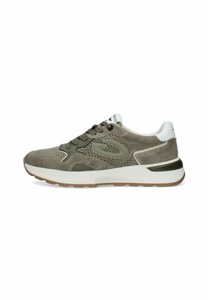 Sneaker in camoscio grigio e verde oliva con lati traforati, collo imbottito bianco e suola bianca spessa con battistrada marrone.