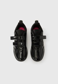 Μαύρα αθλητικά παπούτσια από δερματίνη με δύο λουράκια με βέλκρο, υφασμάτινες λεπτομέρειες με υφή, επένδυση στο κολάρο και εσωτερική επένδυση σε ροζ χρώμα.