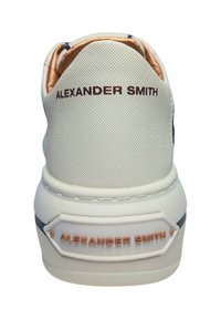 Sneaker bianca in materiale testurizzato, con accenti in rame e marchio "Alexander Smith" sul tallone. Presenta una suola spessa e una cuffia imbottita.
