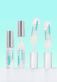 Quatre tubes transparents pour repulper les lèvres avec des bouchons argentés, deux ouverts montrant les applicateurs, étiquetés Dr. Melaxin BP Spicule Lip Shot.