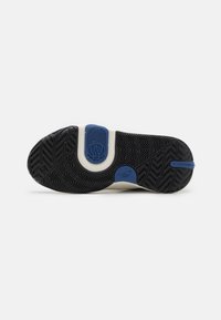 Nike Performance TEAM HUSTLE 11 UNISEX - Zapatillas de baloncesto - mystic navy/black/pale ivory/metallic gold