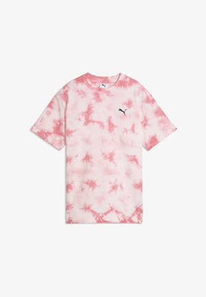 Pink tie-dye t-shirt med rund hals, korte ærmer og sort Puma-logo på venstre bryst. Bomuldsblandet materiale med blød tekstur.