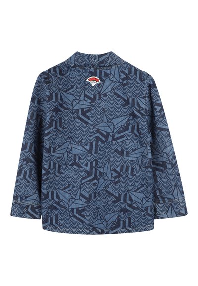 Chemise à manches longues en denim bleu avec des motifs d'origami de grue et de vagues, dotée d'un col rond et d'une étiquette de logo à l'arrière.