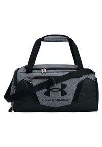 Sort og grå duffel taske med Under Armour-logo; har lynlåslommer, et polstret håndtag og en justerbar skulderrem.