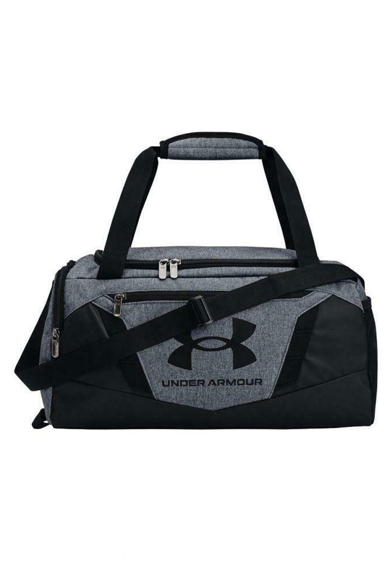 Sort og grå duffel taske med Under Armour-logo; har lynlåslommer, et polstret håndtag og en justerbar skulderrem.