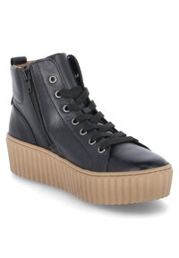 Svart läder högstövel sneaker med snörningsdesign, sidodragkedja och tan ribbad plattformssula. Slät textur med metallöglor.