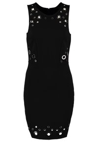 Černé přiléhavé šaty bez rukávů. Obsahují kovové okroužky podél výstřihu a lemu. Hladká tkanina a strukturovaný střih.