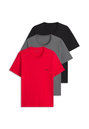 Drei einfarbige T-Shirts mit kurzen Ärmeln und Rundhalsausschnitt in Rot, Grau und Schwarz aufeinander gestapelt, mit kleinem Logo auf der Brust des roten T-Shirts.