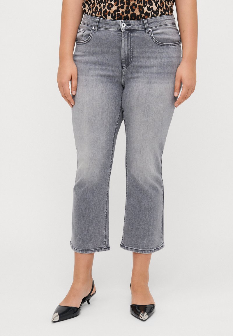 Gray denim cropped jeans with a straight cut, featuring front pockets and a frayed hem. Paired with black pointed-toe slingback shoes.