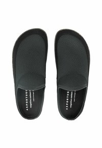 Černé slip-on boty s texturovaným síťovinovým svrškem a pevným černým akcentem. Lehké podrážky s korkovými detaily. Tisknuté informace o značce a ekologických vlastnostech uvnitř.