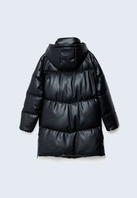 Veste matelassée longue noire avec capuche, vue de dos, présentant une surface brillante et matelassée ainsi que des manches longues.