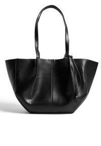 Svart läder tote-väska med två robusta handtag, en bred, strukturerad form och subtila sömnadsdetaljer. Slät yta utan synlig hårdvara.