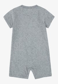 Grå kortermet body laget av myk, teksturert bomull. Har trykknapplukking i bunnen, med et enkelt og funksjonelt design.