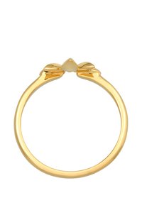 Guld ring med en glat band, der har to afrundede accenter øverst, som mødes i et trekantet punkt. Poleret finish uden yderligere udsmykninger.