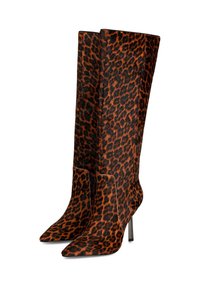 Stivali al ginocchio con stampa leopardata in arancione e nero, realizzati in tessuto testurizzato con punte appuntite e tacchi a stiletto sottili.