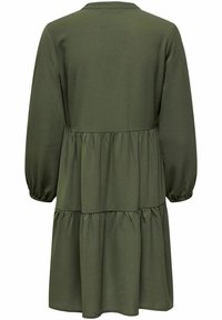 Olivengrünes langärmliges Kleid mit einem gestuften Design, strukturiertem Stoff und rundem Ausschnitt. Elastische Bündchen an den Ärmeln und fließender Rock.