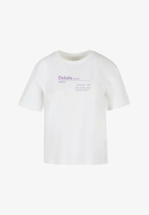 Fehér pamut póló rövid ujjakkal, amelyen lila színű szöveg található, ami a "Delulu" szót határozza meg szótári stílusban. Kerek nyakkivágás, laza illeszkedés.