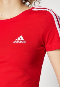 adidas Sportswear ESSENTIALS 3 STRIPES BABY - Potiskana majica - better scarlet
