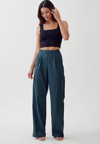 TUSSAH DREW TROUSERS - Auduma bikses - emerald
