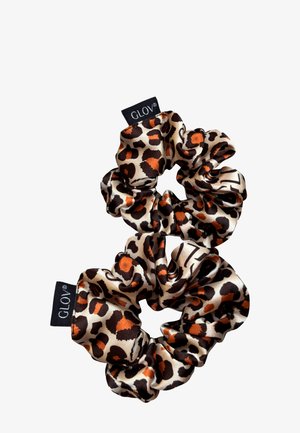 Set di due elastici in seta con stampa leopardata su base crema, caratterizzati da macchie marroni e arancioni, e piccole etichette nere GLOV.