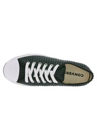 Schwarze gerippte Leinensneaker mit weißen Schnürsenkeln, weißer Gummikappe und Logo auf der Innensohle; flache Sohle und strukturiertes Obermaterial für besseren Halt.