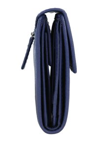Cartera azul marino hecha de cuero texturizado, con cierre de cremallera y múltiples compartimentos para la organización. Diseño compacto y delgado.
