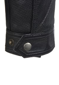 Schwarzer Lederhandschuh mit durchbrochenem Design, ausgestattet mit einem silbernen Druckknopf und geprägtem Stich entlang des Bündchens für zusätzliche Textur.