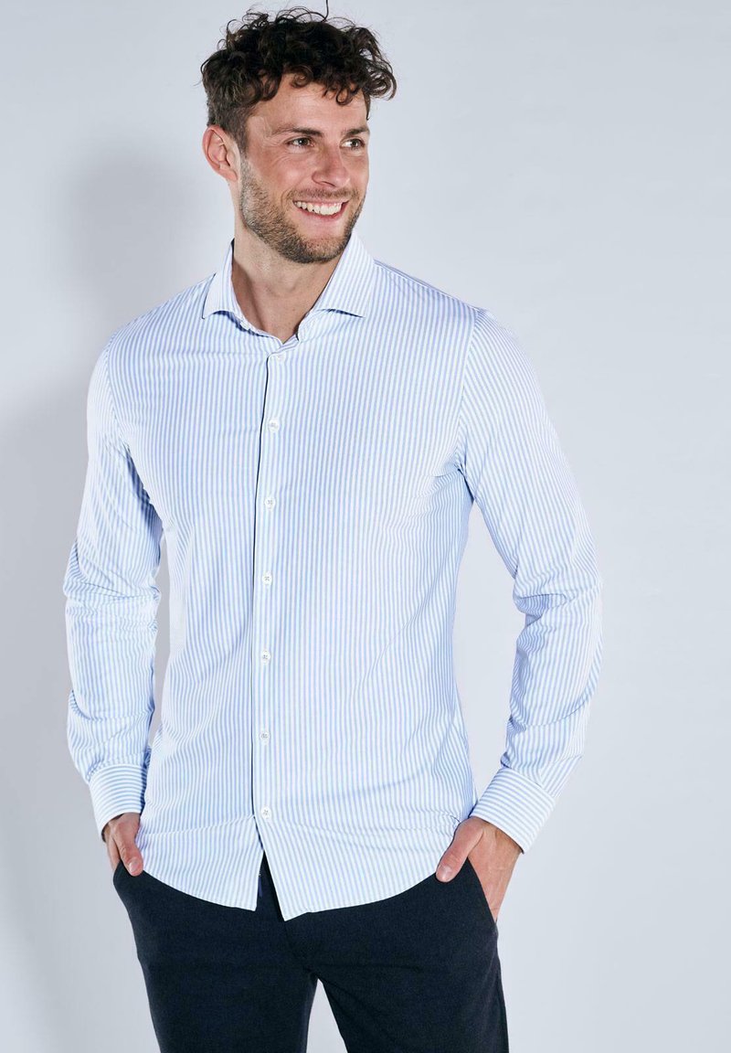 Hellblau und weiß gestreiftes Langarmhemd mit Kragen, Knopfleiste und abgerundetem Saum. Hergestellt aus einem glatten Stoff.