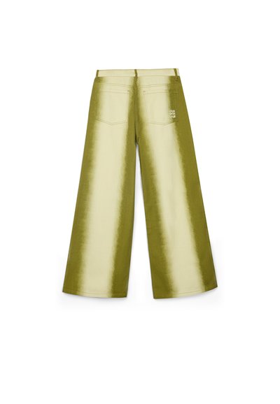 Pantalones anchos verdes con un acabado brillante, que cuentan con bolsillos traseros y un logo cerca de la cinturilla. Textura suave con un diseño moderno.