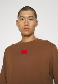 HUGO Felpa - rust/copper