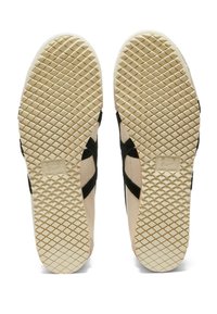 Sneakers z beżową skórzaną cholewką i czarnymi zamszowymi akcentami. Posiadają teksturowaną beżową gumową podeszwę z diamentowym wzorem dla lepszej przyczepności.