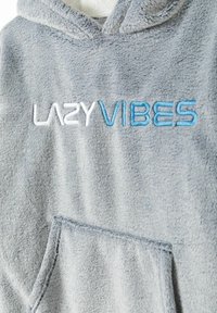 Grå fleece hoodie med en framficka och broderad "LAZY VIBES" i vitt och ljust blått. Mjuk textur med huva.