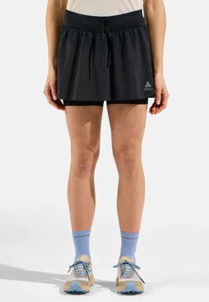 Zwarte sportieve skort met een brede tailleband en verstelbaar trekkoord. Bevat ingebouwde shorts eronder en een logo aan de linkse zoom.