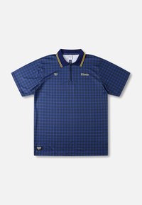 Rövid ujjú tengerészkék kockás galléros póló fél cipzárral, sárga díszítéssel és mellrészen hímezett logókkal; sima szövet textúra.