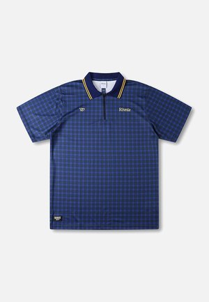 Marineblå polo med kortærmer, ternet mønster og en halv lynlås i kraven, gule detaljer samt logoer broderet på brystet; glat stoftekstur.