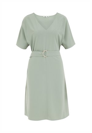 Mentazöld ruha V nyakkivágással, rövid ujjakkal és megkötött derékkal. Anyag övvel rendelkezik, kerek csattal és oldalsó hasítékkal.