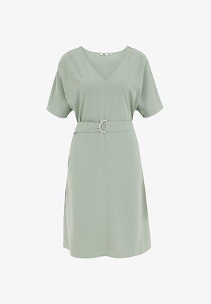 Mentazöld ruha V nyakkivágással, rövid ujjakkal és megkötött derékkal. Anyag övvel rendelkezik, kerek csattal és oldalsó hasítékkal.