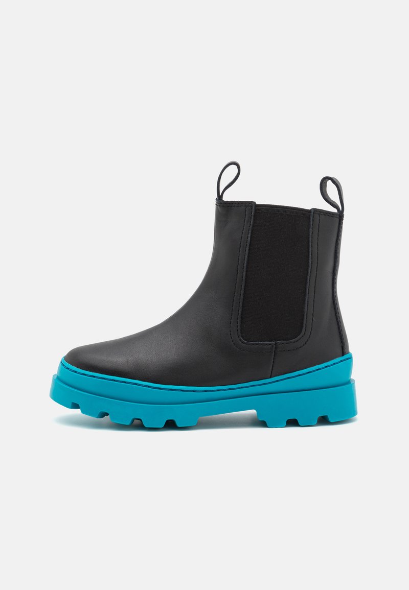 Bottines en cuir noir avec des panneaux élastiques, semelle en caoutchouc turquoise et grip texturé. Équipées de languettes pour un enfilage facile.