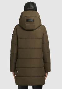 Oliven grøn dunjakke med hætte, der har en mærket bagpatch, vandret syninger og et logoaccent på siden. Glat tekstur, lange ærmer.