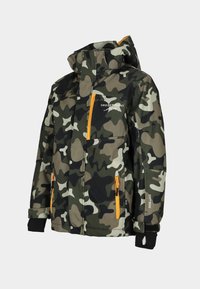 Kamouflagejacka i grön, brun och svart. Har orangea dragkedjor, flera fickor och en hög krage med huva.