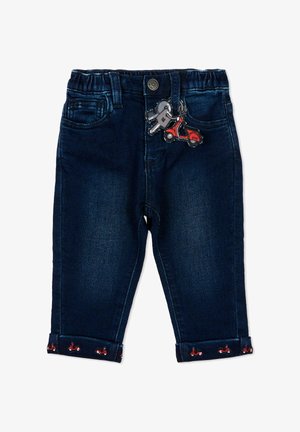 Jean pour tout-petit bleu foncé avec des patchs rouges en forme de trottinette sur la poche avant et des revers retroussés ornés de petites trottinettes rouges.