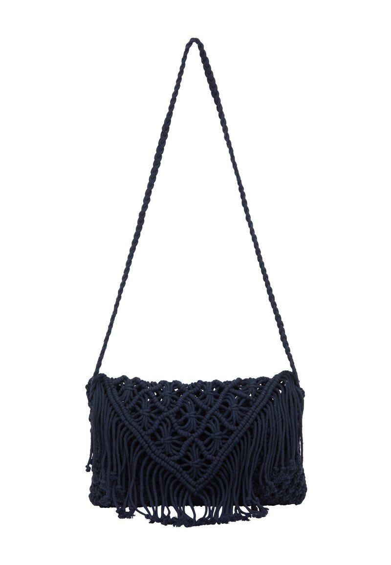 Bolso de hombro de macramé azul marino con un diseño geométrico y acentos de flecos. La correa es trenzada, añadiendo textura y detalle.