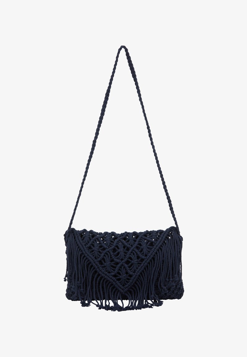Bolso de hombro de macramé azul marino con un diseño geométrico y acentos de flecos. La correa es trenzada, añadiendo textura y detalle.