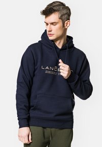 Granatowa bluza z kapturem wykonana z miękkiego materiału, z kieszenią typu kangur i sznurkiem do regulacji. Złote logo "LANCER" na klatce piersiowej. Prosty design.