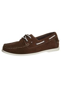 Zapato náutico de ante marrón con costuras blancas, cordones a juego y suela de goma blanca contrastante. El lateral tiene detalles metálicos.
