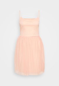 Robe sans manches rose pâle avec fines bretelles, corsage ajusté et jupe plissée et aérienne s'arrêtant à mi-cuisse.