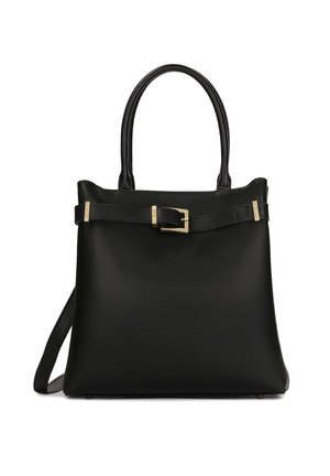 Crna kožna torba s dva kratka ručka, koja ima dekorativnu kopču i odvojiv remen za rame. Glatka tekstura i minimalistički dizajn.